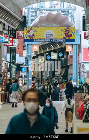 Les gens dans les rues d'Asakusa pendant une journée de pluie Banque D'Images