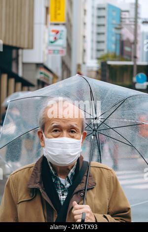 Les gens dans les rues d'Asakusa pendant une journée de pluie Banque D'Images