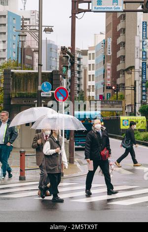 Les gens dans les rues d'Asakusa pendant une journée de pluie Banque D'Images
