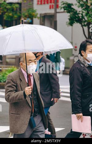 Les gens dans les rues d'Asakusa pendant une journée de pluie Banque D'Images