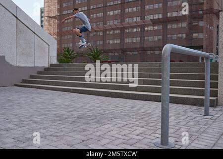 Le patinage est plus qu'un passe-temps. Les skateboarders dans la ville. Banque D'Images
