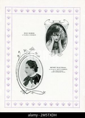 Inside page présentant MAE MARSH et HENRY B. WALTHALL de la version originale du programme britannique pour Scala Theatre à Londres pour LA NAISSANCE D'Un RÉALISATEUR DE NATION 1915 D.W. GRIFFITH roman / pièce Thomas Dixon Jr David W. Griffith Corp / Epoch Corporation productrice Banque D'Images