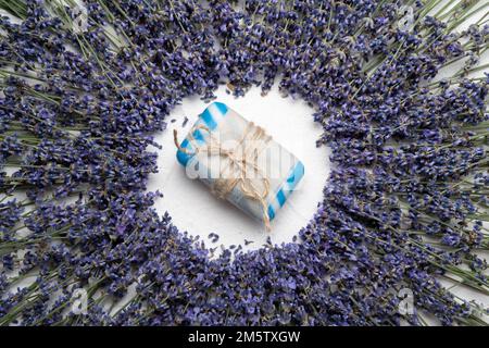 Composition de la couche plate avec un porte-savon et des fleurs de lavande sur fond blanc. Copier l'espace Banque D'Images