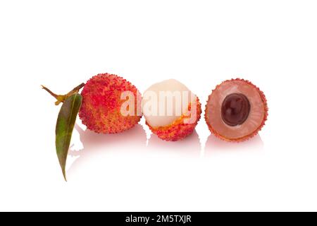 Lychees frais isolés sur fond blanc. Banque D'Images
