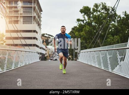 Lorsque vos jambes sont fatiguées, courez avec votre cœur. un jeune homme en ville. Banque D'Images