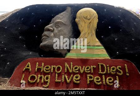 Bhubaneswar, Inde. 30th décembre 2022. Une sculpture de sable du joueur de football brésilien Pele est vue à la plage de Puri sur la baie de la mer du Bengale, créée par l'artiste de sable Manas Sahoo après sa mort pour sensibiliser les visiteurs. (Photo par STR/NurPhoto) crédit: NurPhoto SRL/Alay Live News Banque D'Images