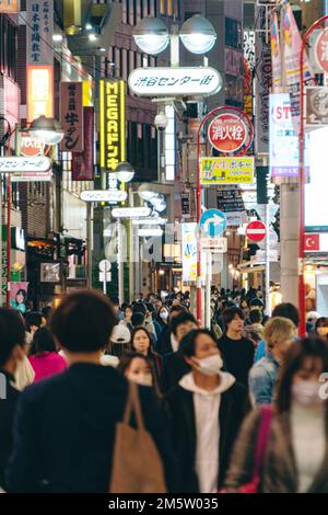 Une foule de gens dans les rues de Shibuya la nuit Banque D'Images