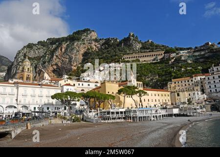 Plage d'Amalfi en hiver, Italie Banque D'Images