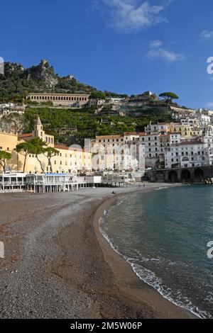 Plage d'Amalfi en hiver, Italie Banque D'Images