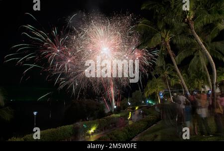 Perak, Malaisie. 25 décembre,2022: Prises de vue en exposition lente de la scène de nuit où les touristes se sont rassemblés pour regarder le feu de feu de la veille de Noël à DoubleTree Banque D'Images