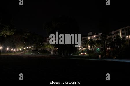 Perak, Malaisie. 25 décembre,2022: Photographier la scène de rue de nuit le long de la proximité autour de l'espace de loisirs en plein air à DoubleTree Hilton Resor Banque D'Images