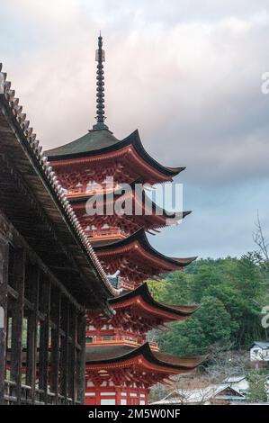 Miyajima, Japon, 31 décembre 2019. Exterio de la Pagode de cinq étages du Sanctuaire Toyokuni Banque D'Images