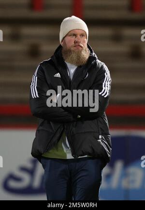 Le propriétaire de Crawley Town Co Preston Johnson surveille l'échauffement de l'équipe avant le match de la Ligue EFL deux entre Stevenage et Crawley Town au stade Lamex. 30th décembre 2022 Banque D'Images