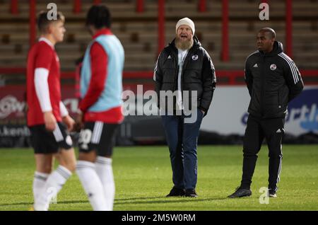 Le propriétaire de Crawley Town Co Preston Johnson (2nd R) et le directeur intérimaire Darren Byfield regardent l'échauffement avant le match de la Ligue EFL deux entre Stevenage et Crawley Town au stade Lamex. 30th décembre 2022 Banque D'Images