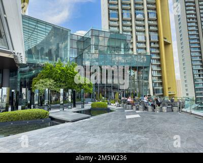 Le café Starbucks d'Iconciergerie est un grand magasin de centres commerciaux haut de gamme sur la rivière Chao Phraya à Bangkok. Banque D'Images