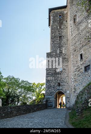 Vue aérienne du château de Rocca di Angera à Angera Banque D'Images