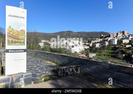 (221231) -- MADRID, 31 décembre 2022 (Xinhua) -- cette photo prise le 27 décembre 2022 montre une vue de Guadalupe en Estrémadure, Espagne. Le village a été choisi par l'Organisation mondiale du tourisme des Nations Unies (OMT) comme l'un des meilleurs villages touristiques de 2022. (Photo de Gustavo Valiente/Xinhua) Banque D'Images