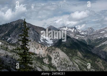 D'immenses montagnes dans les Rocheuses depuis le mont Fernie au Canada Banque D'Images