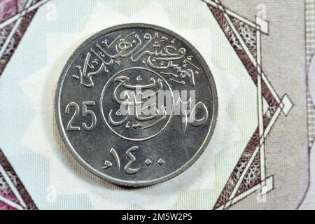 Revers de l'ancienne Arabie Saoudite vingt-cinq Halalah, Traduction (25 halalas quart riyal coin série 1400 AH), Légende au-dessus de l'inscription dans le cercle d Banque D'Images