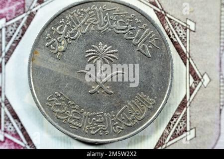 Épées croisées et palmier au centre du côté opposé de l'ancienne Arabie Saoudite cent Halalah 100 halalas une pièce de monnaie saoudienne Riyal 1396 AH, Traduction o Banque D'Images