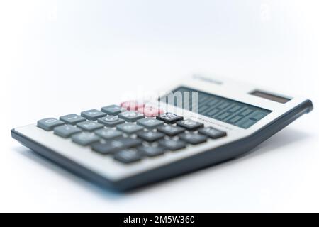 Une calculatrice numérique blanche isolée sur fond blanc. Calculatrice avec fonction solaire et batterie. Banque D'Images