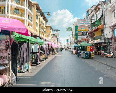 Khaosan Road. Touristes appréciant Khao San Road, Khao San Road est un endroit célèbre pour visiter et manger la nuit à Bangkok. Banque D'Images