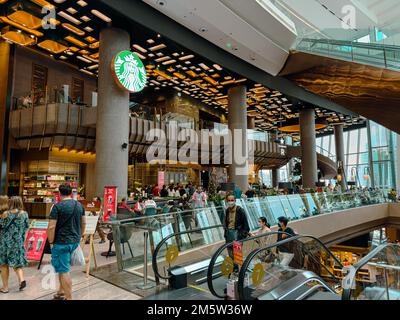 Le café Starbucks d'Iconciergerie est un grand magasin de centres commerciaux haut de gamme sur la rivière Chao Phraya à Bangkok. Banque D'Images