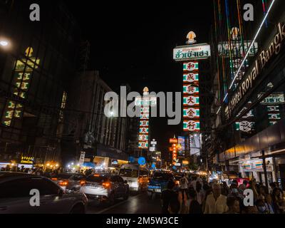 Soirée dans la rue Yaowarat à Chinatown, Bangkok, Thaïlande. Banque D'Images