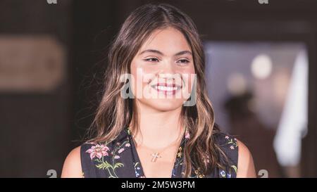 Emma Raducanu, MBE, joueur de tennis britannique, gros plan du visage, souriant, en robe de soirée, Banque D'Images