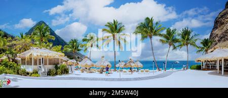 Sugar Beach Sainte-Lucie, une plage tropicale blanche publique avec des palmiers et des chaises de plage de luxe sur la plage Banque D'Images