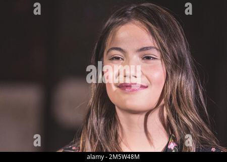 Emma Raducanu, MBE, joueur de tennis britannique, gros plan du visage, souriant, en robe de soirée, Banque D'Images