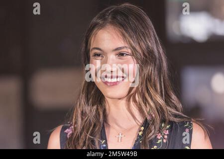 Emma Raducanu, MBE, joueur de tennis britannique, gros plan du visage, souriant, en robe de soirée, Banque D'Images