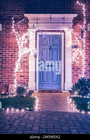 Lumières de Noël résidentielles de fête décorant des maisons à Bicester, Oxfordshire. Banque D'Images