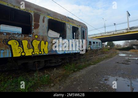 Des wagons de chemin de fer à redondance et désaffectés ont été vandalisés et couverts de graffitis, Bucarest, Roumanie Banque D'Images