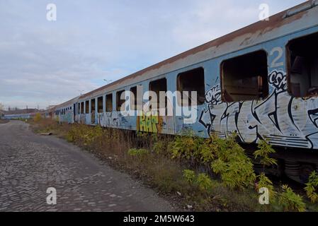 Des wagons de chemin de fer à redondance et désaffectés ont été vandalisés et couverts de graffitis, Bucarest, Roumanie Banque D'Images