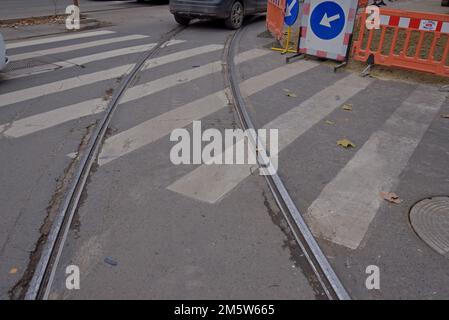 Lignes de tramway très usées et endommagées voie permanente du réseau de tramway de Bucarest, Roumanie Banque D'Images