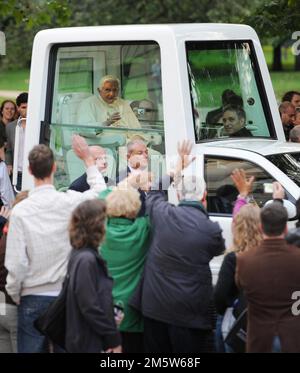 Photo du dossier datée du 18/09/10 du pape Benoît XVI se rendant à Hyde Park dans le centre de Londres, le troisième jour de sa visite d'État au Royaume-Uni. Le pape émérite Benoît XVI est mort, a annoncé le Vatican. Date de publication : samedi 31 décembre 2022. Banque D'Images