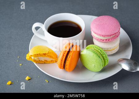 Le macaron et une tasse de café Banque D'Images