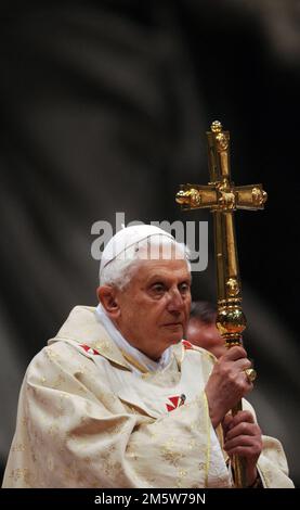 Photo du dossier - le Pape Benoît XVI célèbre la messe sainte de la nuit de Noël à Saint-Jean Basilique Pierre au Vatican, Rome, Italie, le 24 décembre 2009. - L'ancien pape Benoît XVI est mort à sa résidence du Vatican, âgée de 95 ans, près d'une décennie après qu'il s'est levé à cause d'une santé malade. Il a dirigé l'Église catholique pendant moins de huit ans jusqu'à ce qu'en 2013, il devienne le premier pape à démissionner depuis Gregory XII en 1415. Photo par Eric Vandeville/ABACAPRESS.COM Banque D'Images