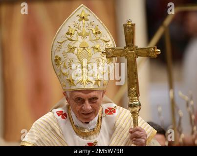 Photo du dossier - le pape Benoît XVI célèbre la messe solennelle de la veille de Noël dans la basilique Saint-Pierre au Vatican sur 25 décembre 2012, au cours de laquelle il a appelé à une solution au conflit israélo-arabe et à la fin de la guerre civile en Syrie. - L'ancien pape Benoît XVI est mort à sa résidence du Vatican, âgée de 95 ans, près d'une décennie après qu'il s'est levé à cause d'une santé malade. Il a dirigé l'Église catholique pendant moins de huit ans jusqu'à ce qu'en 2013, il devienne le premier pape à démissionner depuis Gregory XII en 1415. Photo par Eric Vandeville/ABACAPRESS.COM Banque D'Images