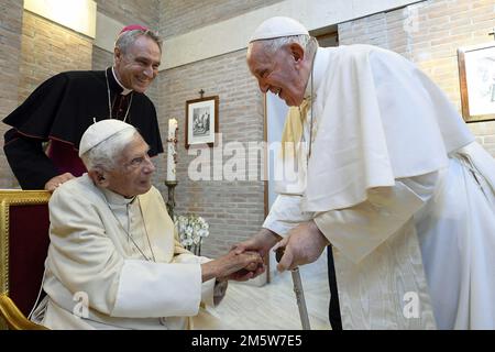 Photo du dossier - le Pape François et les 20 nouveaux cardinaux présents à Rome ont visité le Pape émérite Benoît XVI à la fin de la célébration du Consistoire public ordinaire, qui a eu lieu à Saint Basilique Saint-Pierre, Vatican sur 27 août 2022. Derrière : Georg Ganswein, Préfet de la Maison papale. La rencontre a eu lieu dans la chapelle du monastère de Mater Ecclesiae à l'intérieur du Vatican, dans une atmosphère d'affection, au cours de laquelle les cardinaux ont été présentés individuellement au Pape émérite. La visite du monastère de Mater Ecclesiae est devenue une tradition consolidée depuis le Consistoire de 2016. Banque D'Images