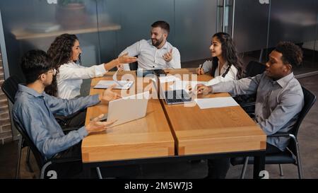 Des collègues multiethniques qui ont réussi à discuter du projet IDEA lors d'une réunion de conseil d'administration. Un groupe de personnes de l'équipe d'affaires multiraciale discute de parler Banque D'Images
