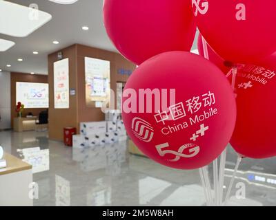 SUQIAN, CHINE - 31 DÉCEMBRE 2022 - les citoyens gèrent 5G services dans le hall d'affaires de China Mobile à Suqian, province de Jiangsu, Chine, 31 décembre 2022. Banque D'Images