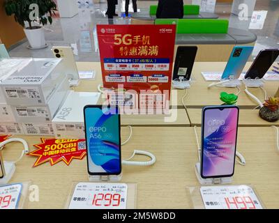 SUQIAN, CHINE - 31 DÉCEMBRE 2022 - les citoyens gèrent 5G services dans le hall d'affaires de China Mobile à Suqian, province de Jiangsu, Chine, 31 décembre 2022. Banque D'Images