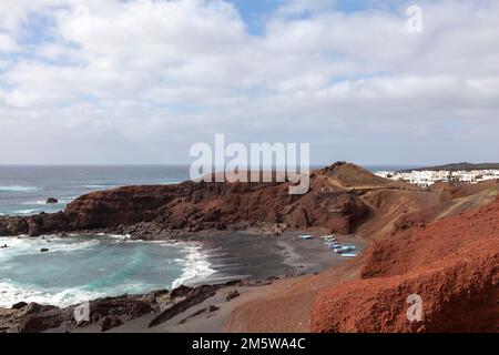 Bateaux de pêche sur la plage noire d'El Golfo, cratère volcanique, Lanzarote, îles Canaries, Espagne Banque D'Images