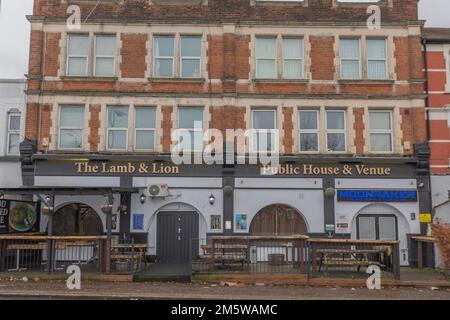 Westcliff on Sea, Royaume-Uni. 31st décembre 2022. L'Agneau et le Lion resteront fermés jusqu'aux funérailles d'un client mortellement attaqué dans le pub. David Peck est mort lorsqu'il a été attaqué le 23rd décembre 2022. Alfred Turner, 44 ans, a été accusé de meurtre, de possession d'une arme offensive dans un lieu public et de possession d'un article perlé dans un lieu public. Il a été remis en garde à vue à la suite d'une comparution devant le tribunal de la Couronne de Chelmsford. Penelope Barritt/Alamy Live News Banque D'Images