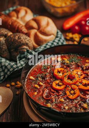 Soupe de haricots avec poivrons, maïs, tomates, végétarien Banque D'Images