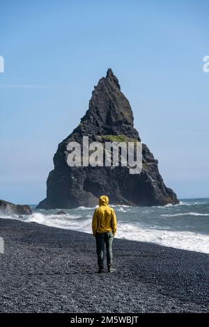 Tourisme sur la plage noire, le rocher de Reynisdrangar dans l'eau, à la plage de Reynisfjara, Vik, Islande du Sud, Islande Banque D'Images