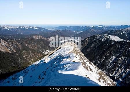 Vue sur les sommets enneigés, panorama sur la montagne, sommet de Schafreuter en hiver, Karwendel, Tyrol, Autriche Banque D'Images