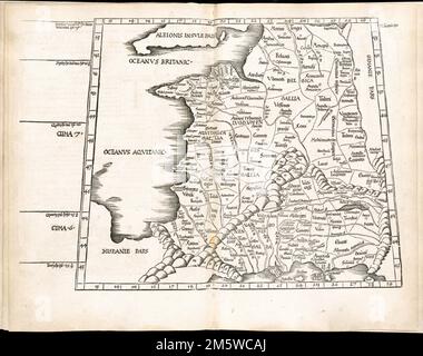 Tabula III Europae. Carte de la Gaule antique, englobant la France, la Belgique et le Luxembourg. Grugeage illustré par illustration. Inclut les noms des lieux et des caractéristiques naturelles. En marge: Notes climatiques et latitudinales. Texte descriptif à l'intérieur des bordures ornementales sur le verso. Apparaît dans le Geographia de l'auteur, traduit par Willibald Pirckheimer, avec des annotations par Joannes Regiomontanus. Argentoragi [à Strasbourg] : Iohannes Grieningerus, communibus Iohannis Koberger immensis excudebat, anno a Christi Natiuitate 1525 tertio Kal[endas] Apriles. Texte en latin. Catalogage, conservation et numérisation Banque D'Images